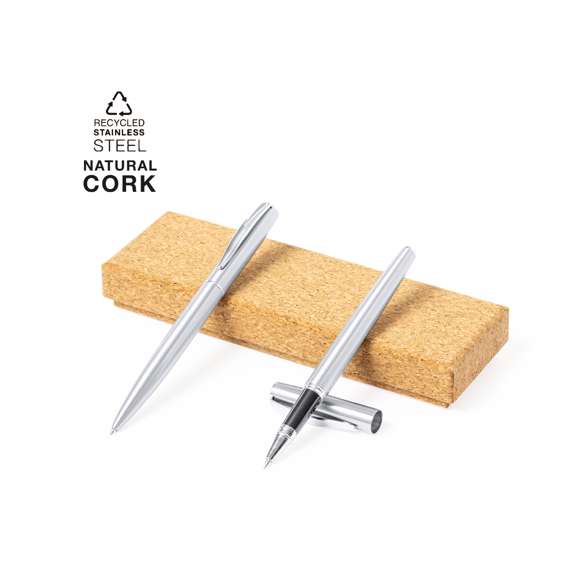 Set de bolígrafo y roller fabricados en Acero Inox Reciclado. Bolígrafo de mecanismo giratorio y roller con capucha, ambos con clip metálico y en tinta azul, con cuerpo de acabado brillante y logotipo Acero Inox Reciclado incluido. Presentados en un estuche de corcho.El acero es uno de los materiales más demandados y que puede encontrarse casi en todas partes, desde productos de uso diario a grandes construcciones. Con innumerables propiedades, entre las que cabe destacar la durabilidad y su alto grado de reutilización, convirtiéndolo en una alternativa muy valorada en soluciones de sostenibilidad. Debidamente tratado, permite obtener nuevos recursos de infinita utilización.
