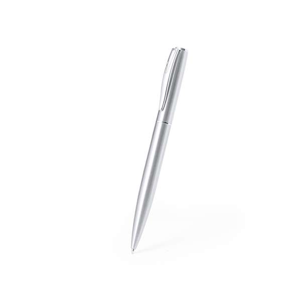 Set de bolígrafo y roller fabricados en Acero Inox Reciclado. Bolígrafo de mecanismo giratorio y roller con capucha, ambos con clip metálico y en tinta azul, con cuerpo de acabado brillante y logotipo Acero Inox Reciclado incluido. Presentados en un estuche de corcho.El acero es uno de los materiales más demandados y que puede encontrarse casi en todas partes, desde productos de uso diario a grandes construcciones. Con innumerables propiedades, entre las que cabe destacar la durabilidad y su alto grado de reutilización, convirtiéndolo en una alternativa muy valorada en soluciones de sostenibilidad. Debidamente tratado, permite obtener nuevos recursos de infinita utilización.