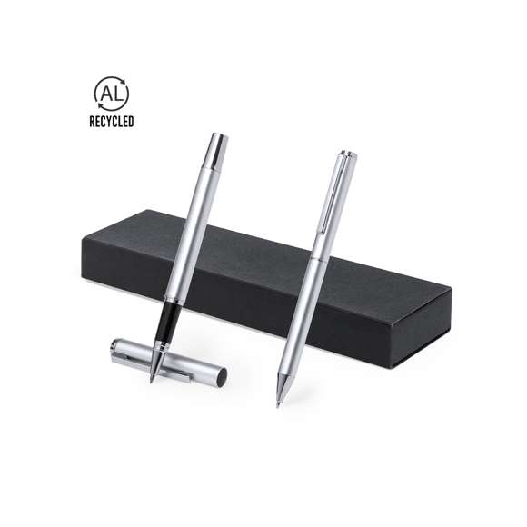 Set de bolígrafo y roller fabricados en Aluminio Reciclado. Bolígrafo de mecanismo giratorio y roller con capucha, ambos equipados con un clip metálico. Ambos cuentan con tinta azul y presentan un cuerpo de acabado brillante, con logotipo Aluminio Reciclado. Presentados en una caja individual kraft. El Aluminio Reciclado es un material con posibilidades de reciclaje casi infinitas, sin perder sus propiedades originales y consumiendo menos energía en este proceso.Certificación GRS (Global Recycled Standard / Estándar de Reciclaje Global), que garantiza el origen reciclado del material usado para fabricar el producto.