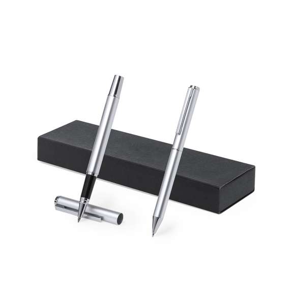 Set de bolígrafo y roller fabricados en Aluminio Reciclado. Bolígrafo de mecanismo giratorio y roller con capucha, ambos equipados con un clip metálico. Ambos cuentan con tinta azul y presentan un cuerpo de acabado brillante, con logotipo Aluminio Reciclado. Presentados en una caja individual kraft. El Aluminio Reciclado es un material con posibilidades de reciclaje casi infinitas, sin perder sus propiedades originales y consumiendo menos energía en este proceso.Certificación GRS (Global Recycled Standard / Estándar de Reciclaje Global), que garantiza el origen reciclado del material usado para fabricar el producto.