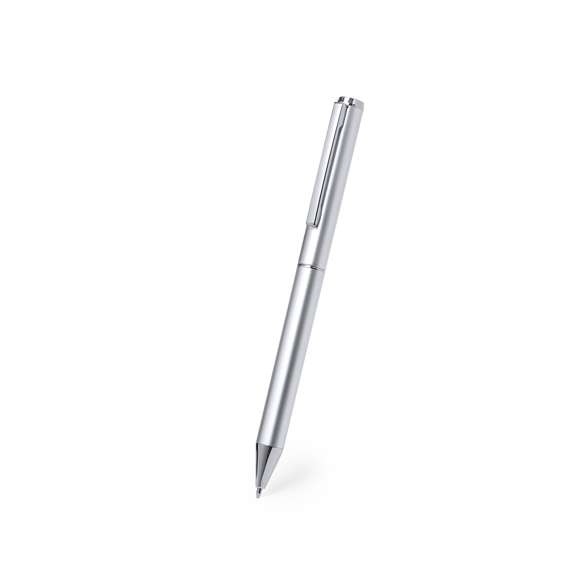 Set de bolígrafo y roller fabricados en Aluminio Reciclado. Bolígrafo de mecanismo giratorio y roller con capucha, ambos equipados con un clip metálico. Ambos cuentan con tinta azul y presentan un cuerpo de acabado brillante, con logotipo Aluminio Reciclado. Presentados en una caja individual kraft. El Aluminio Reciclado es un material con posibilidades de reciclaje casi infinitas, sin perder sus propiedades originales y consumiendo menos energía en este proceso.Certificación GRS (Global Recycled Standard / Estándar de Reciclaje Global), que garantiza el origen reciclado del material usado para fabricar el producto.