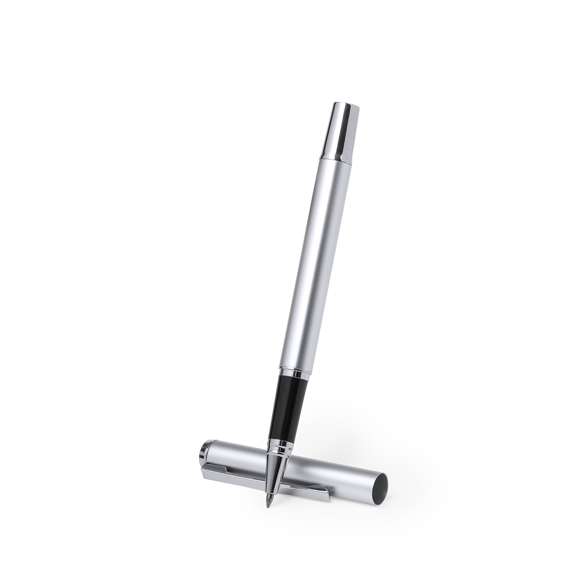 Set de bolígrafo y roller fabricados en Aluminio Reciclado. Bolígrafo de mecanismo giratorio y roller con capucha, ambos equipados con un clip metálico. Ambos cuentan con tinta azul y presentan un cuerpo de acabado brillante, con logotipo Aluminio Reciclado. Presentados en una caja individual kraft. El Aluminio Reciclado es un material con posibilidades de reciclaje casi infinitas, sin perder sus propiedades originales y consumiendo menos energía en este proceso.Certificación GRS (Global Recycled Standard / Estándar de Reciclaje Global), que garantiza el origen reciclado del material usado para fabricar el producto.