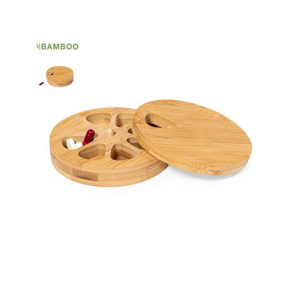 Compacto pastillero de bambú semanal. Estuche en forma de cilindro con 7 compartimentos separados entre sí, de fácil acceso girando la tapa. Permanece cerrado gracias a su cierre imantado. Presentado en una caja de diseño kraft.