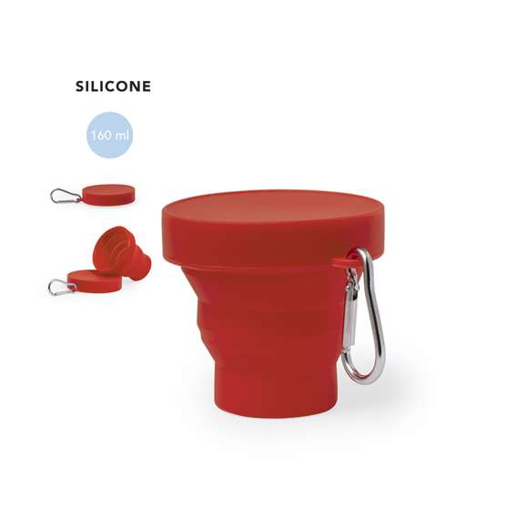 Vaso plegable de 160 ml de capacidad. Fabricado en silicona de alta calidad con tapón a juego. Con cuerpo flexible de acabado mate, este vaso puede ser plegado para un cómodo y sencillo almacenamiento. Incluye mosquetón metálico para fácil transporte. Libre de BPA. Disponible en variada gama de colores. Presentado en caja diseño kraft.
