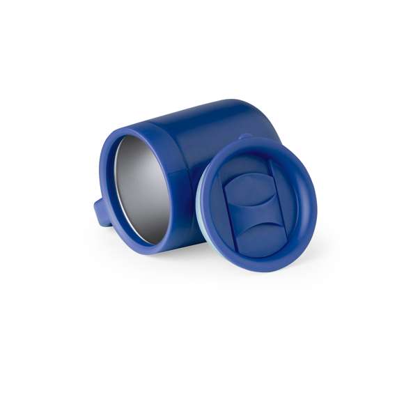 Taza térmica de sobremesa fabricada en acero inox de doble pared con aislamiento y 330 ml de capacidad. Incluye tapa a presión con dosificador abrefácil y base antideslizante. Disponible en variada gama de colores mate. Presentada en atractiva caja de diseño kraft.