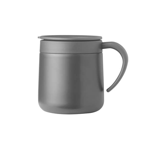 Taza térmica de sobremesa fabricada en acero inox de doble pared con aislamiento y 330 ml de capacidad. Incluye tapa a presión con dosificador abrefácil y base antideslizante. Disponible en variada gama de colores mate. Presentada en atractiva caja de diseño kraft.