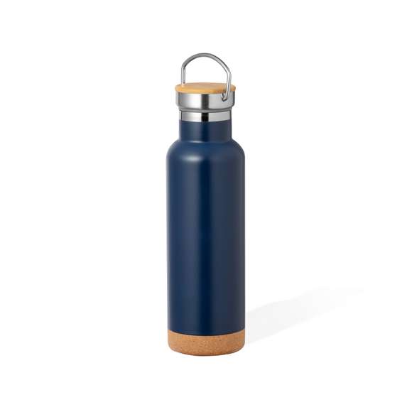 Bidón térmico de 650 ml de capacidad, fabricado en acero inox de doble pared. Incluye original tapón a rosca en acero inox, con detalle de bambú y asa integrada, y con original base de corcho. Disponible en variada gama de colores y presentado en caja individual de diseño kraft.