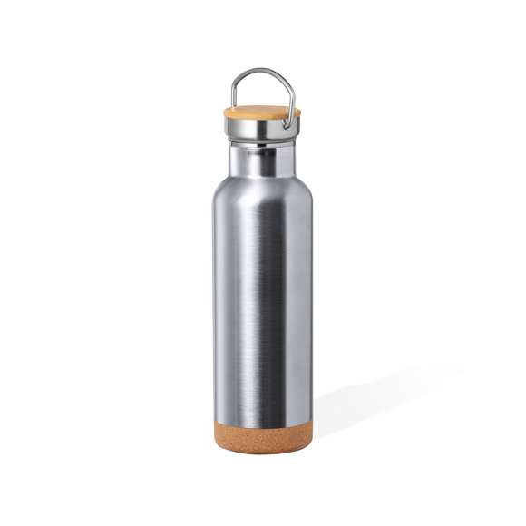 Bidón térmico de 650 ml de capacidad, fabricado en acero inox de doble pared. Incluye original tapón a rosca en acero inox, con detalle de bambú y asa integrada, y con original base de corcho. Disponible en variada gama de colores y presentado en caja individual de diseño kraft.