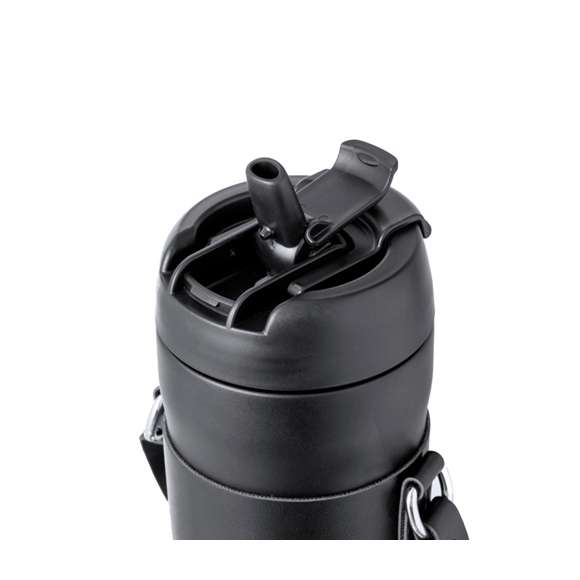 Elegante bidón térmico de 700 ml de capacidad, fabricado en acero inox de doble pared. Original tapón a rosca con dosificador en la tapa y boquilla para pajita, incluida. Con asa de transporte y agarrador a juego en polipiel. Presentado en caja individual de diseño kraft.
