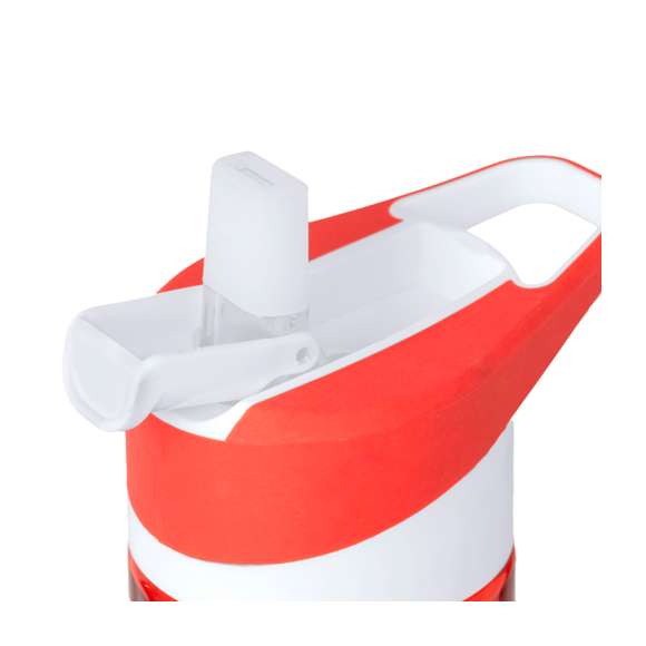 Bidón en RPET de 600 ml de capacidad. Libre de BPA, con sistema de fácil apertura, dosificador con pajita incluida y asa de transporte a juego. Disponible en variada gama de colores brillantes y presentado en atractiva caja de diseño kraft.El material RPET se elabora a partir de plástico reciclado, para así fomentar la reutilización de residuos plásticos y ayudar a la sostenibilidad del planeta.