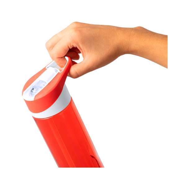 Bidón en RPET de 600 ml de capacidad. Libre de BPA, con sistema de fácil apertura, dosificador con pajita incluida y asa de transporte a juego. Disponible en variada gama de colores brillantes y presentado en atractiva caja de diseño kraft.El material RPET se elabora a partir de plástico reciclado, para así fomentar la reutilización de residuos plásticos y ayudar a la sostenibilidad del planeta.