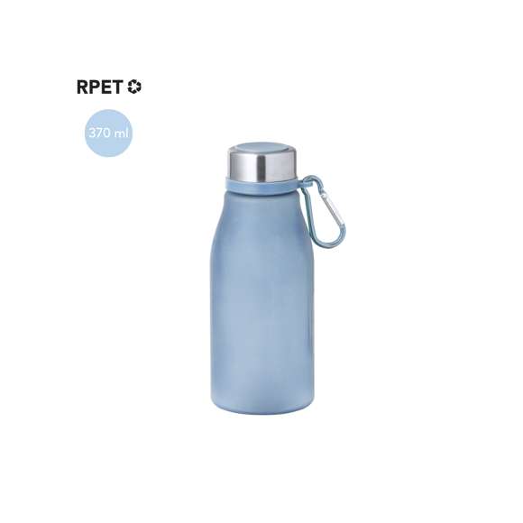 Bidón en RPET de 370 ml de capacidad. Tapón de seguridad de rosca en acero inox y práctico mosquetón metálico con color a juego del bidón. Disponible en variada gama de colores solidos en acabado mate. Libre de BPA y presentado en atractiva caja de diseño kraft. El material RPET se elabora a partir de plástico reciclado, para así fomentar la reutilización de residuos plásticos y ayudar a la sostenibilidad del planeta.