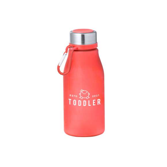 Bidón en RPET de 370 ml de capacidad. Tapón de seguridad de rosca en acero inox y práctico mosquetón metálico con color a juego del bidón. Disponible en variada gama de colores solidos en acabado mate. Libre de BPA y presentado en atractiva caja de diseño kraft. El material RPET se elabora a partir de plástico reciclado, para así fomentar la reutilización de residuos plásticos y ayudar a la sostenibilidad del planeta.