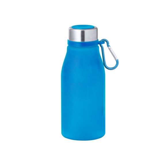 Bidón en RPET de 370 ml de capacidad. Tapón de seguridad de rosca en acero inox y práctico mosquetón metálico con color a juego del bidón. Disponible en variada gama de colores solidos en acabado mate. Libre de BPA y presentado en atractiva caja de diseño kraft. El material RPET se elabora a partir de plástico reciclado, para así fomentar la reutilización de residuos plásticos y ayudar a la sostenibilidad del planeta.