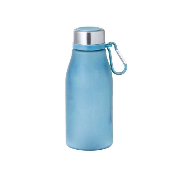Bidón en RPET de 370 ml de capacidad. Tapón de seguridad de rosca en acero inox y práctico mosquetón metálico con color a juego del bidón. Disponible en variada gama de colores solidos en acabado mate. Libre de BPA y presentado en atractiva caja de diseño kraft. El material RPET se elabora a partir de plástico reciclado, para así fomentar la reutilización de residuos plásticos y ayudar a la sostenibilidad del planeta.