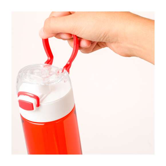 Bidón fabricado en Tritan de 650 ml de capacidad. Ingeniosa tapadera con resorte de fácil apertura pulsando el botón frontal, con cierre de seguridad. Sellado óptimo de tapón a rosca y asa para un cómodo transporte. Disponible en variada gama de colores y presentado en una caja individual de diseño kraft.