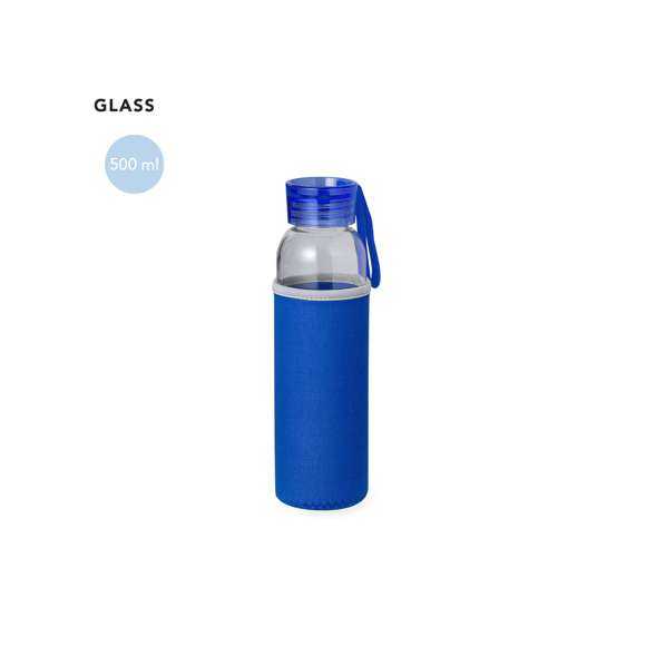 Bidón de 500 ml de capacidad. Cuerpo fabricado en cristal, con tapón a rosca y práctica asa de silicona para un fácil transporte. Incluye funda de soft shell a juego. Disponible en variada gama de colores y presentado en caja individual de atractivo diseño kraft.