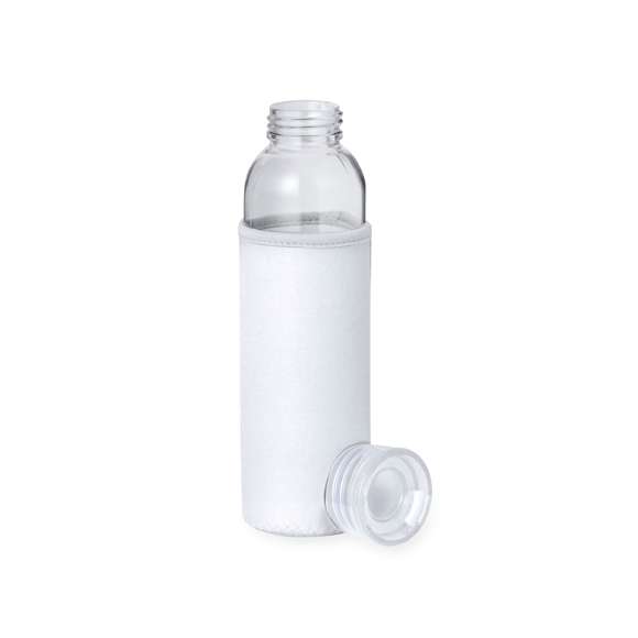 Bidón de 500 ml de capacidad. Cuerpo fabricado en cristal, con tapón a rosca y práctica asa de silicona para un fácil transporte. Incluye funda de soft shell a juego. Disponible en variada gama de colores y presentado en caja individual de atractivo diseño kraft.