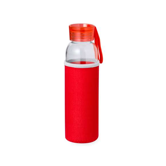 Bidón de 500 ml de capacidad. Cuerpo fabricado en cristal, con tapón a rosca y práctica asa de silicona para un fácil transporte. Incluye funda de soft shell a juego. Disponible en variada gama de colores y presentado en caja individual de atractivo diseño kraft.