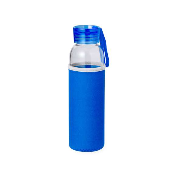 Bidón de 500 ml de capacidad. Cuerpo fabricado en cristal, con tapón a rosca y práctica asa de silicona para un fácil transporte. Incluye funda de soft shell a juego. Disponible en variada gama de colores y presentado en caja individual de atractivo diseño kraft.
