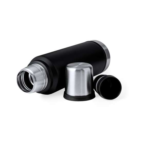 Termo de acero inox de 1L de capacidad. Combinación de color negro con acero pulido de elegante acabado, de cierre de rosca con tapón en forma de vaso de 200 ml y asa en el lateral para un fácil transporte. Presentado en caja de diseño kraft.
