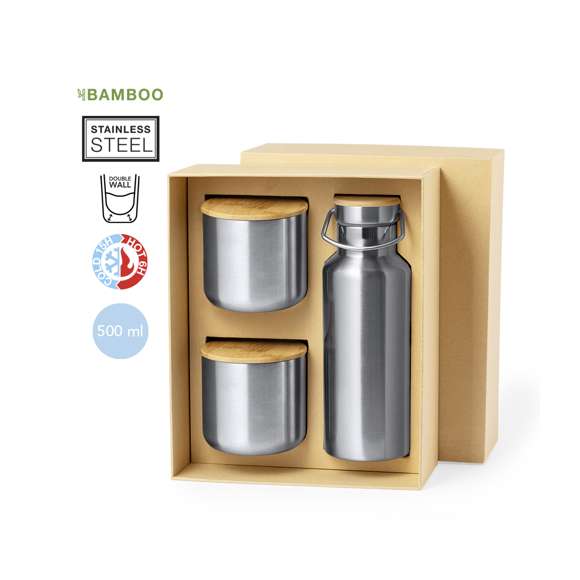 Práctico set de bidón y vasos térmicos en acero inox. Incluye bidón térmico de 500 ml de capacidad fabricado en acero inox con detalle superior de bambú y asa. Además, contiene 2 vasos de 300 ml de capacidad cada uno fabricados acero inox y tapaderas fabricadas bambú con cierre de presión. Presentado en una caja troquelada de diseño kraft.