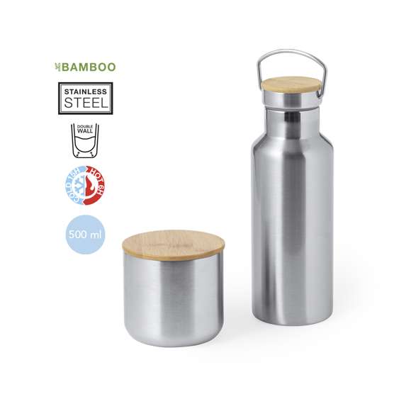 Práctico set de bidón y vaso térmico en acero inox. Incluye, bidón térmico de 500 ml de capacidad fabricado en acero inox, tapón de seguridad a rosca con base de bambú e incluye asa de transporte. Además, contiene 1 vaso de 300 ml de capacidad en acero inox y tapadera bambú con cierre de presión. Presentado en una caja de diseño kraft.