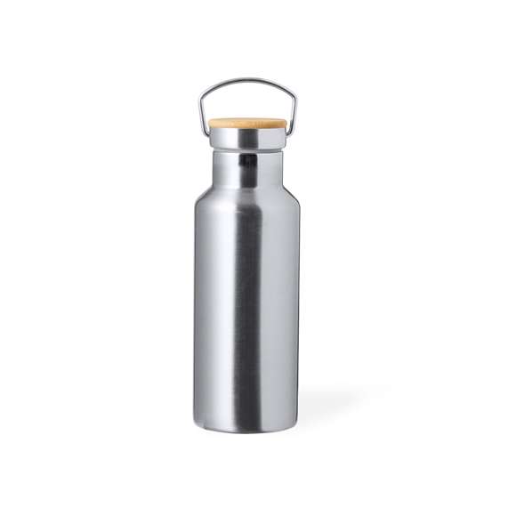 Práctico set de bidón y vaso térmico en acero inox. Incluye, bidón térmico de 500 ml de capacidad fabricado en acero inox, tapón de seguridad a rosca con base de bambú e incluye asa de transporte. Además, contiene 1 vaso de 300 ml de capacidad en acero inox y tapadera bambú con cierre de presión. Presentado en una caja de diseño kraft.