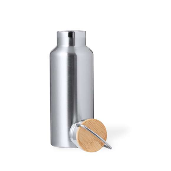 Práctico set de bidón y vaso térmico en acero inox. Incluye, bidón térmico de 500 ml de capacidad fabricado en acero inox, tapón de seguridad a rosca con base de bambú e incluye asa de transporte. Además, contiene 1 vaso de 300 ml de capacidad en acero inox y tapadera bambú con cierre de presión. Presentado en una caja de diseño kraft.