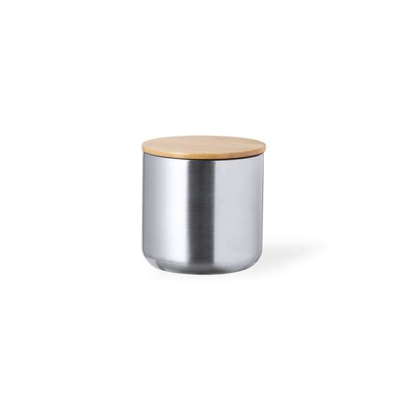 Práctico set de bidón y vaso térmico en acero inox. Incluye, bidón térmico de 500 ml de capacidad fabricado en acero inox, tapón de seguridad a rosca con base de bambú e incluye asa de transporte. Además, contiene 1 vaso de 300 ml de capacidad en acero inox y tapadera bambú con cierre de presión. Presentado en una caja de diseño kraft.