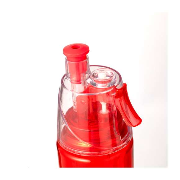 Bidón de 600 ml de capacidad, con vaporizador en el tapón para refrescarse. De acabado transparente, incluye dosificador y tapón a rosca para un óptimo sellado. Disponible en variados colores y presentado individualmente en caja de diseño kraft.