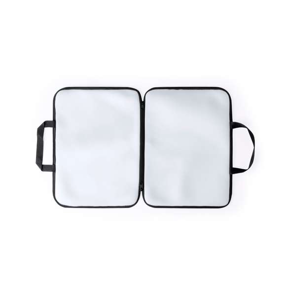 Práctica funda para ordenador portátil de hasta 15 pulgadas en soft shell. Especialmente diseñada para la sublimación con dos caras amplias para el marcaje, de cierre por cremallera de doble tirador en color negro y dos asas. Presentado individualmente en una bolsa reciclada.