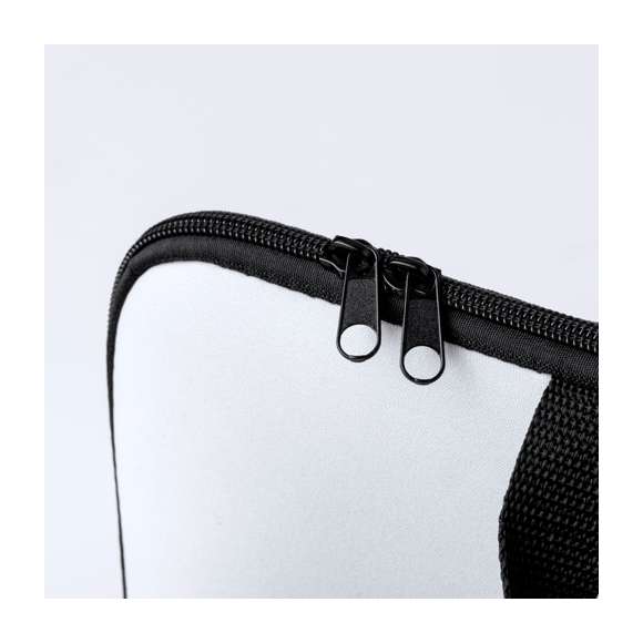 Práctica funda para ordenador portátil de hasta 15 pulgadas en soft shell. Especialmente diseñada para la sublimación con dos caras amplias para el marcaje, de cierre por cremallera de doble tirador en color negro y dos asas. Presentado individualmente en una bolsa reciclada.