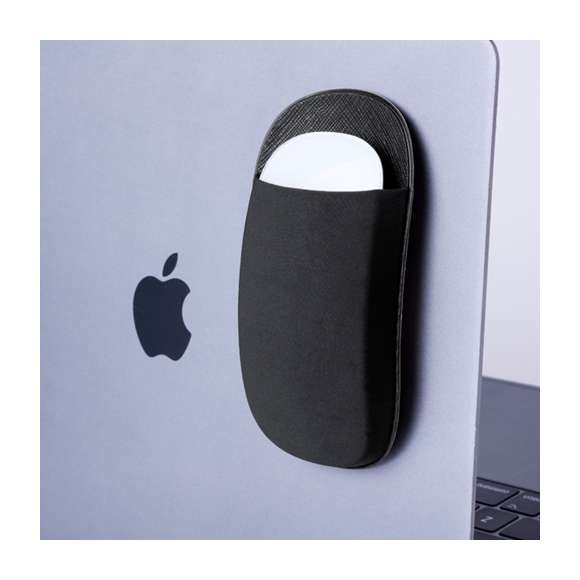Práctica funda para diferentes accesorios confeccionada en flexible licra de color negro. Con adhesivo 3M, de fijación extra fuerte y libre de residuos al despegarlo del dispositivo.