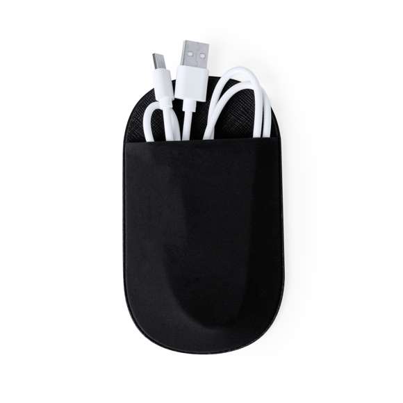 Práctica funda para diferentes accesorios confeccionada en flexible licra de color negro. Con adhesivo 3M, de fijación extra fuerte y libre de residuos al despegarlo del dispositivo.