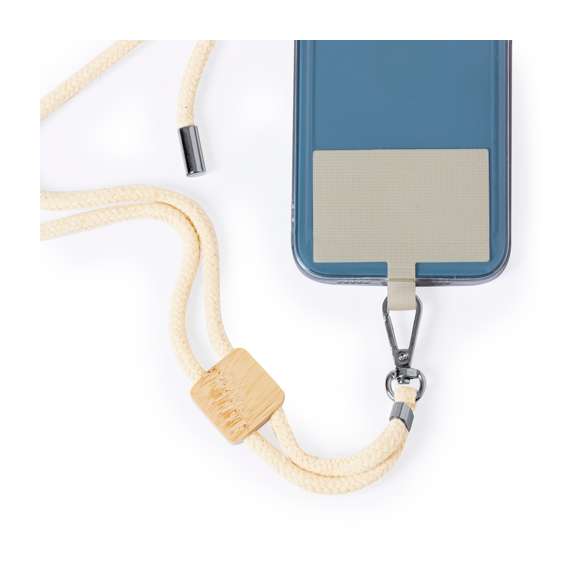 Original lanyard con accesorio para smartphone. Fabricado en resistente algodón, con accesorio de bambú para marcaje. Accesorio de transporte para situar entre la funda y el smartphone y mosquetón giratorio metálico. Ajustadores en cuello, con accesorios cromados en los extremos de los cordones de ajuste.Materiales como el bambú fomentan la utilización de materias primas naturales, reduciendo las emisiones contaminantes. Proviene de una planta de gran resistencia y versatilidad, con crecimiento y regeneración rápidos, siendo una excelente alternativa al uso de madera tradicional.