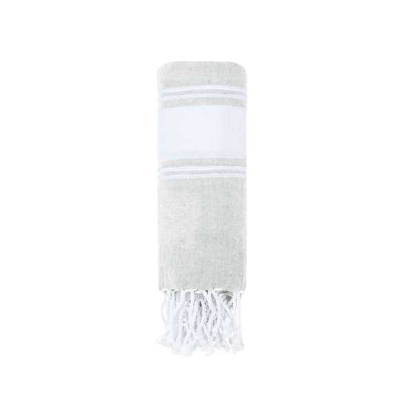 Suave pareo toalla en 100% algodón reciclado de 180g/m2. Disponible en variada gama de colores en tono bicolor. Logotipo en etiqueta lateral. Presentado individualmente en bolsa.