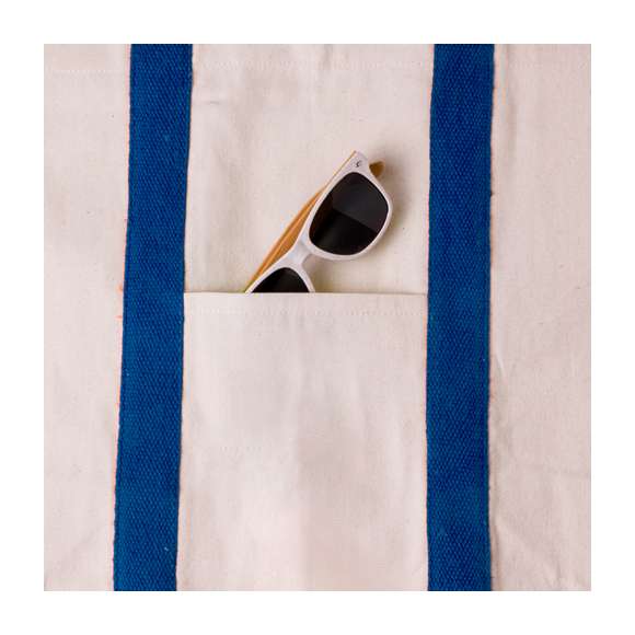 Bolsa fabricada en resistente algodón de 280g/m2. De acabado cosido, cierre de botón, fuelle y asas largas de 60cm reforzadas, en diversos colores. Además, tiene bolsillo exterior de fácil acceso y otro interior con cierre de cremallera. Resistencia hasta 10kg de peso.