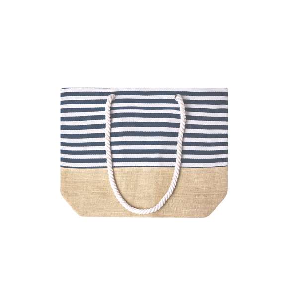 Bolsa fabricada en resistente algodón de 450g/m2 y base de yute. De acabado cosido, cierre de cremallera, con distinguido diseño a rayas blancas y azules. Asas largas hechas en algodón de color blanco en forma de cuerda reforzadas con argollas. Resistencia hasta 13kg de peso.