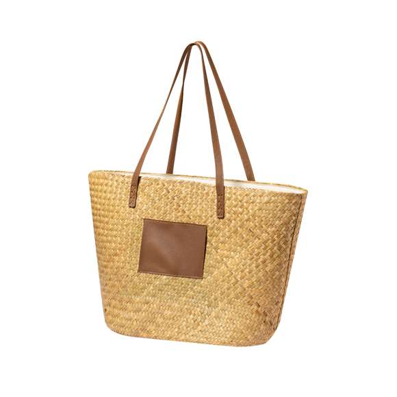 Bolsa de paja en forma rectangular y de desenfadado diseño.Gran capacidad y con originales asas largas en polipiel. Con amplio parche exterior en polipiel, especialmente diseñado para personalización en láser y a juego con las asas.