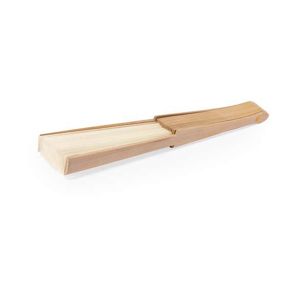 Abanico fabricado con varillas de madera y tela en algodón en combinación con el poliéster. De color natural y presentado en caja individual diseño kraft.
