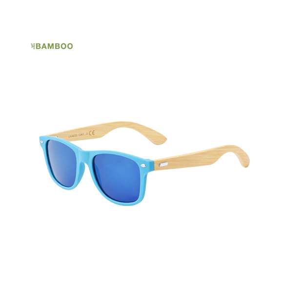 Gafas de sol fabricadas en bambú con protección UV400. Montura de colores en resistente material PC y patillas en bambú. Lentes AC (acetato de celulosa) de acabado espejo, disponibles en variada gama de colores en combinación con la montura. Presentada en atractiva bolsa de papel diseño kraft.Materiales como el bambú fomentan la utilización de materias primas naturales, reduciendo las emisiones contaminantes. Proviene de una planta de gran resistencia y versatilidad, con crecimiento y regeneración rápidos, siendo una excelente alternativa al uso de madera tradicional.