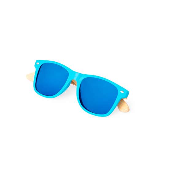 Gafas de sol fabricadas en bambú con protección UV400. Montura de colores en resistente material PC y patillas en bambú. Lentes AC (acetato de celulosa) de acabado espejo, disponibles en variada gama de colores en combinación con la montura. Presentada en atractiva bolsa de papel diseño kraft.Materiales como el bambú fomentan la utilización de materias primas naturales, reduciendo las emisiones contaminantes. Proviene de una planta de gran resistencia y versatilidad, con crecimiento y regeneración rápidos, siendo una excelente alternativa al uso de madera tradicional.