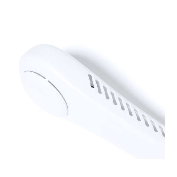 Práctico ventilador portátil fabricado en resistente ABS. Este elegante ventilador tiene un diseño en forma de collar para colocarlo alrededor del cuello, brindando una sensación refrescante. Ofrece tres posiciones de velocidad diferentes y es recargable mediante su batería de 800 mAh, cable Micro USB incluido. Presentado en caja de diseño kraft.