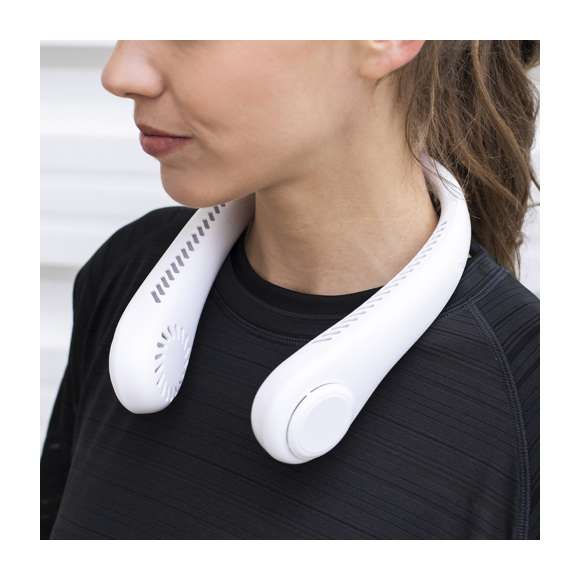 Práctico ventilador portátil fabricado en resistente ABS. Este elegante ventilador tiene un diseño en forma de collar para colocarlo alrededor del cuello, brindando una sensación refrescante. Ofrece tres posiciones de velocidad diferentes y es recargable mediante su batería de 800 mAh, cable Micro USB incluido. Presentado en caja de diseño kraft.