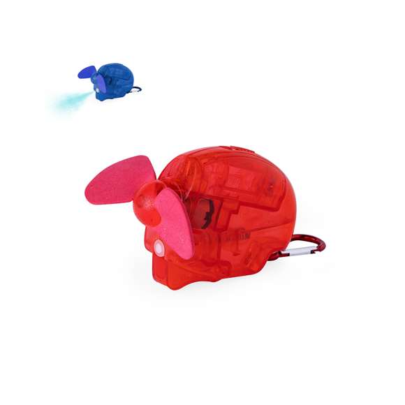 Ventilador vaporizador de 35 ml de capacidad. Presento con cuerpo translúcido y aspas de EVA. Se alimenta con 1 pilas AA (no incluidas). Disponible en colores variados, con un práctico mosquetón a juego. Presentado individualmente en caja.