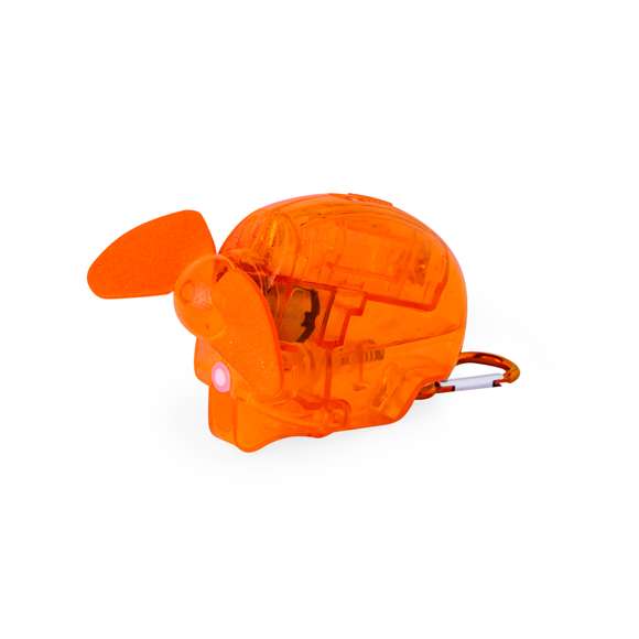 Ventilador vaporizador de 35 ml de capacidad. Presento con cuerpo translúcido y aspas de EVA. Se alimenta con 1 pilas AA (no incluidas). Disponible en colores variados, con un práctico mosquetón a juego. Presentado individualmente en caja.