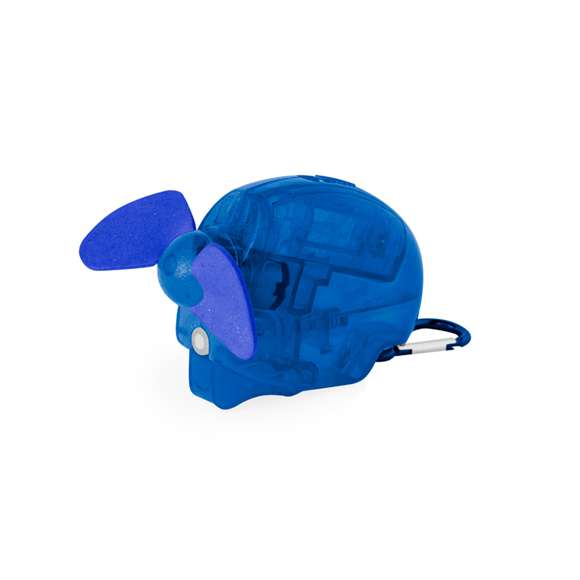 Ventilador vaporizador de 35 ml de capacidad. Presento con cuerpo translúcido y aspas de EVA. Se alimenta con 1 pilas AA (no incluidas). Disponible en colores variados, con un práctico mosquetón a juego. Presentado individualmente en caja.