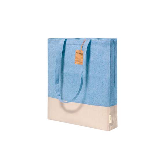 Bolsa en material 100% algodón reciclado de 120 g/m2. Asas largas de 70cm con refuerzo, de acabado cosido y fuelle. Logotipo en etiqueta lateral y resistencia hasta 8 kg de peso. Disponible en variada gama de colores nature con base de color natural.