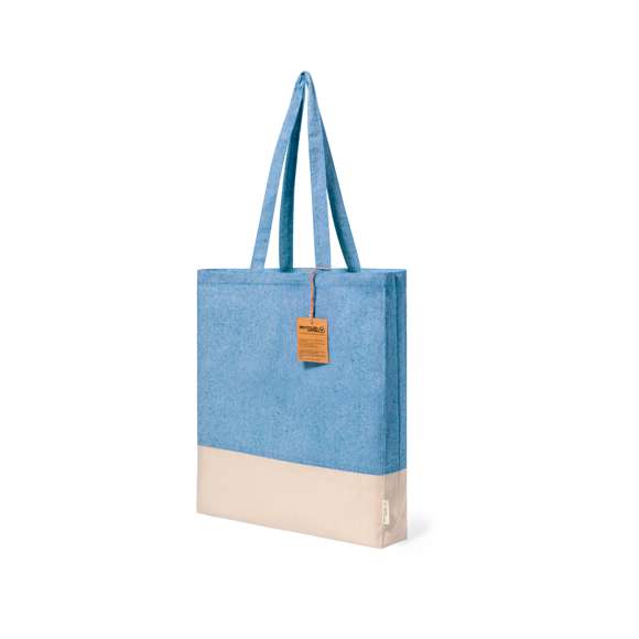 Bolsa en material 100% algodón reciclado de 120 g/m2. Asas largas de 70cm con refuerzo, de acabado cosido y fuelle. Logotipo en etiqueta lateral y resistencia hasta 8 kg de peso. Disponible en variada gama de colores nature con base de color natural.